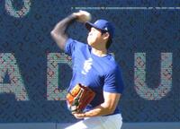 　次回登板に向けて試合前にキャッチボールで調整する大谷（撮影・小林信行）