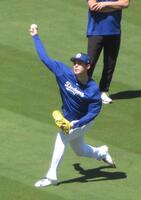 　試合前のフィールドでキャッチボールをする佐々木（撮影・小林信行）