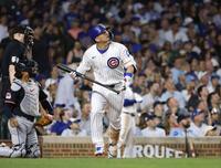 　ガーディアンズ戦の６回、２３号ソロを放つカブス・鈴木（共同）