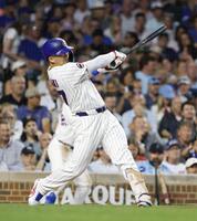 　ガーディアンズ戦の６回、23号ソロを放つカブス・鈴木（共同）