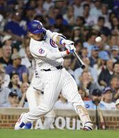 　ガーディアンズ戦の６回、２３号ソロを放つカブス・鈴木（共同）