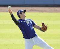 　練習中、ファンにボールを放るドジャース・大谷（共同）