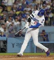 　米大リーグ、ホワイトソックス戦の４回、３０号ソロを放ち、５年連続で３０本塁打に到達したドジャース・大谷翔平（共同）