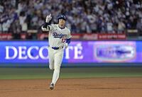 　ホワイトソックス戦の４回、３０号ソロを放ったドジャース・大谷。５年連続で３０本塁打に到達した（共同）