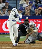 　ホワイトソックス戦の４回、３０号ソロを放ち、５年連続で３０本塁打に到達したドジャース・大谷翔平（提供・共同通信社）