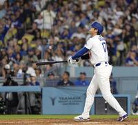 　ホワイトソックス戦の４回、３０号ソロを放つドジャース・大谷。５年連続で３０本塁打に到達した（共同）