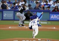 　ホワイトソックス戦に先発し、第１球を投じるドジャース・山本（共同）