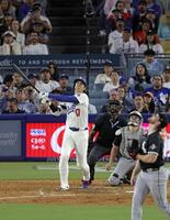 　ホワイトソックス戦の４回、３０号ソロを放ち、５年連続で30本塁打に到達したドジャース・大谷翔平（共同）