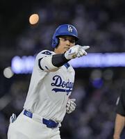 　ホワイトソックス戦の４回、３０号ソロを放ったドジャース・大谷翔平。５年連続で３０本塁打に到達した（共同）