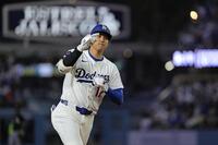 　ホワイトソックス戦の４回、３０号ソロを放ったドジャース・大谷。５年連続で３０本塁打に到達した（共同）