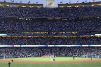 　ホワイトソックス戦の４回、３０号ソロを放ち二塁を回る大谷。５年連続で３０本塁打に到達した（共同）