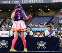 　野口智哉のコスプレに苦笑するオリックス・山本由伸（右）＝２３年１１月