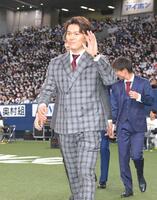 スーツ姿で登場する山本由伸（手前）ら＝２２年１１月