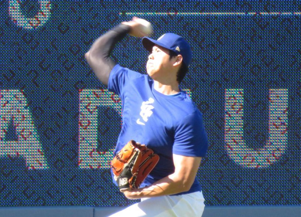 　次回登板に向けて試合前にキャッチボールで調整する大谷（撮影・小林信行）