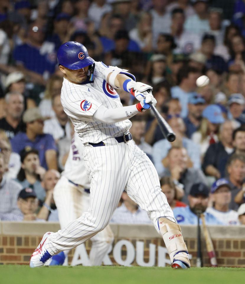 　ガーディアンズ戦の６回、２３号ソロを放つカブス・鈴木（共同）