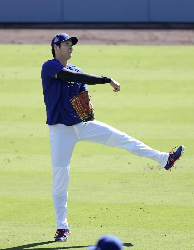 　練習中、ファンにボールを放るドジャース・大谷（共同）