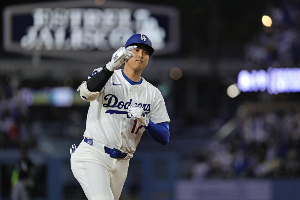 　ホワイトソックス戦の４回、３０号ソロを放ったドジャース・大谷。５年連続で３０本塁打に到達した（共同）