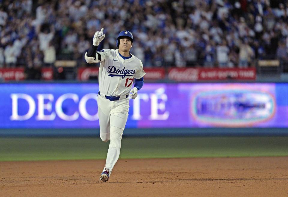 　ホワイトソックス戦の４回、３０号ソロを放ったドジャース・大谷。５年連続で３０本塁打に到達した（共同）