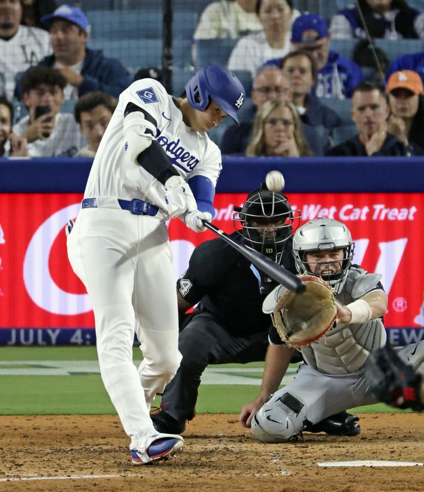 　ホワイトソックス戦の４回、３０号ソロを放ち、５年連続で３０本塁打に到達したドジャース・大谷翔平（提供・共同通信社）