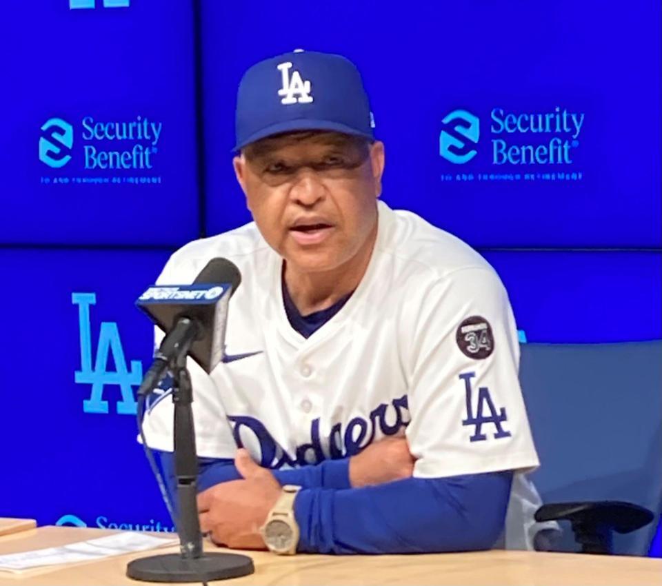 　試合後、会見するロジャース・ロバーツ監督（撮影・小林信行）