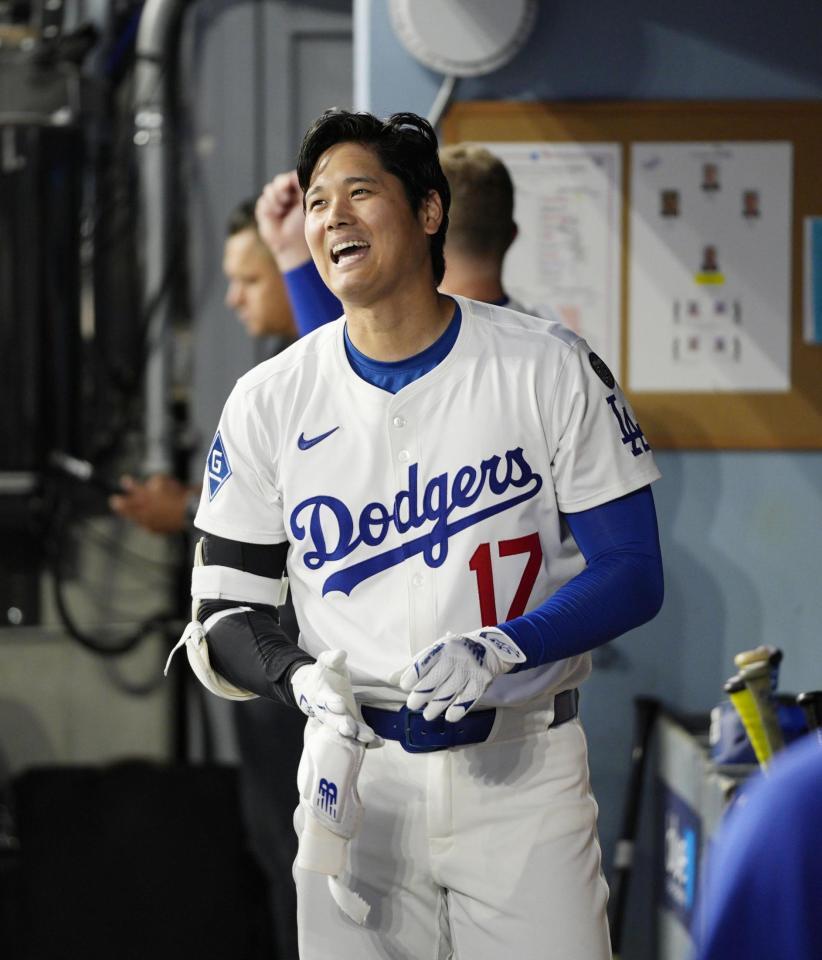 　ホワイトソックス戦の４回、３０号ソロを放ち、ベンチで笑顔のドジャース・大谷（共同）
