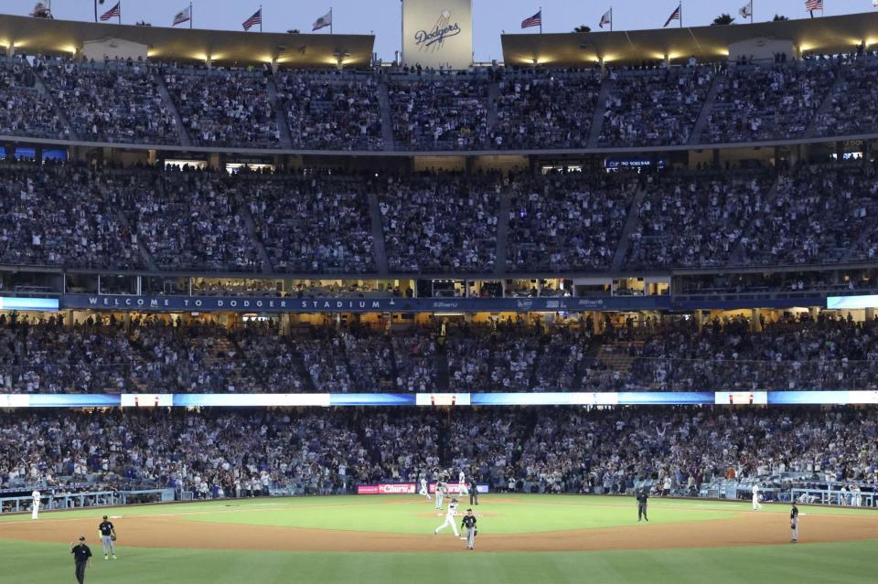 　ホワイトソックス戦の４回、３０号ソロを放ち二塁を回る大谷。５年連続で３０本塁打に到達した（共同）