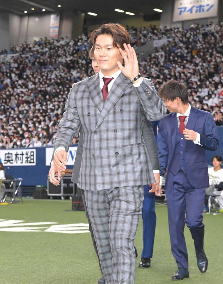 スーツ姿で登場する山本由伸（手前）ら＝２２年１１月