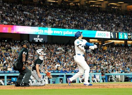 　４回、３０号ソロを放つ大谷。５年連続で３０本塁打に到達した（共同