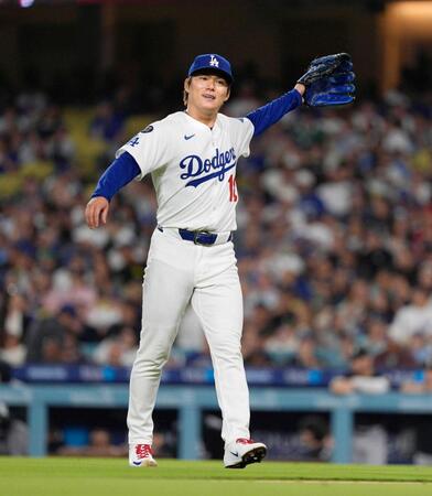 　６回を投げ終え、笑顔のドジャース・山本。７回１失点で８勝目を挙げた（共同）