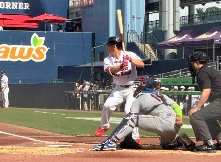 　傘下マイナー３Ａウースターの一員として打席に立つレッドソックス・吉田＝ウースター（共同）