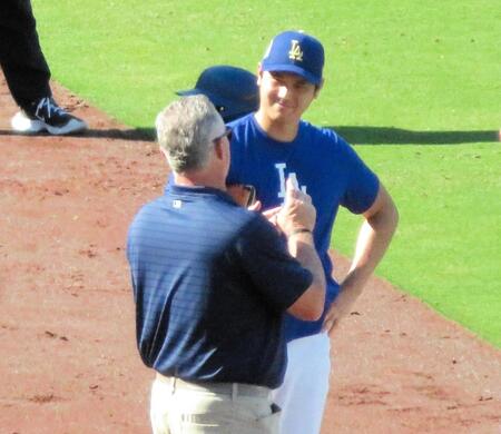 　試合前のフィールドで談笑する大谷とネビン氏（撮影・小林信行）