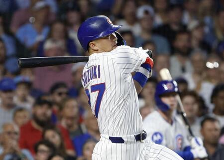 　ガーディアンズ戦の４回、２点打を放つカブス・鈴木（共同）