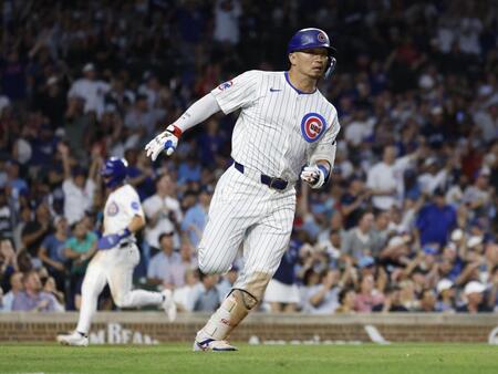 　ガーディアンズ戦の４回、２点打を放って走るカブス・鈴木（手前）＝共同