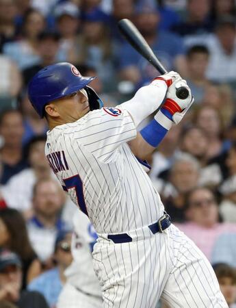 　ガーディアンズ戦の３回、適時二塁打を放つカブス・鈴木（共同）