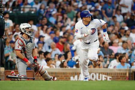 　ガーディアンズ戦の３回、適時二塁打を放つカブス・鈴木＝シカゴ（共同）