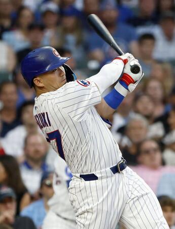 　ガーディアンズ戦の３回、適時二塁打を放つカブス・鈴木（提供・共同通信社）