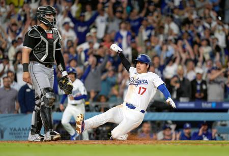 　ホワイトソックス戦の９回、フリーマンの右前打でドジャース二走の大谷がサヨナラの生還＝ロサンゼルス（共同）