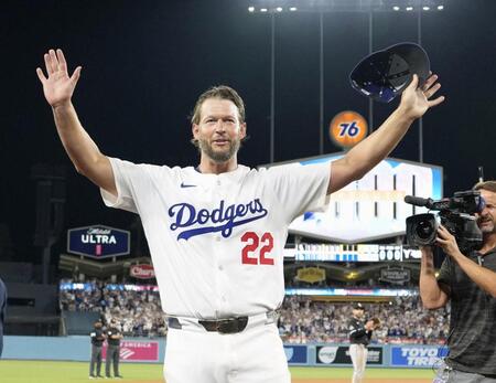 　通算３千奪三振を達成し、歓声に応えるカーショー（共同）