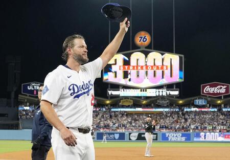 　通算３千奪三振を達成し、歓声に応えるカーショー（共同）