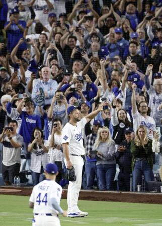 　通算３千奪三振を達成し、歓声に応えるカーショー（共同）