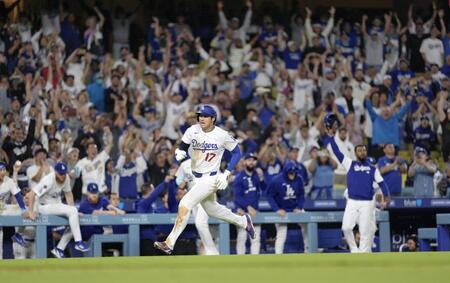 　９回、フリーマンの右前打で本塁へ走る大谷。サヨナラの生還を果たす（共同）