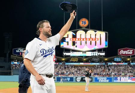 　ホワイトソックス戦で通算３千奪三振を達成し、歓声に応えるドジャースのカーショー＝ロサンゼルス（共同）