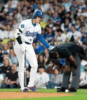　４回、ファウルが当たった球審を気遣う大谷（共同）