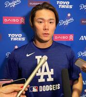 　試合後、取材に応じる山本由伸（撮影・小林信行）