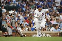 　ガーディアンズ戦の３回、適時二塁打を放つカブス・鈴木（共同）