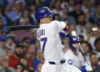 　ガーディアンズ戦の４回、２点打を放つカブス・鈴木（共同）