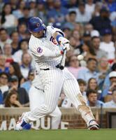 　ガーディアンズ戦の３回、適時二塁打を放つカブス・鈴木（共同）