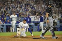 　９回、決勝のホームを踏む大谷（写真提供・ロイター／アフロ）