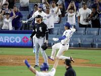 　ホワイトソックス戦の９回、フリーマンの右前打でドジャース二走の大谷（右）がサヨナラの生還（共同）