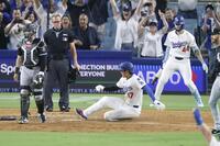 　ホワイトソックス戦の９回、フリーマンの右前打でドジャース二走の大谷（17）がサヨナラの生還（共同）